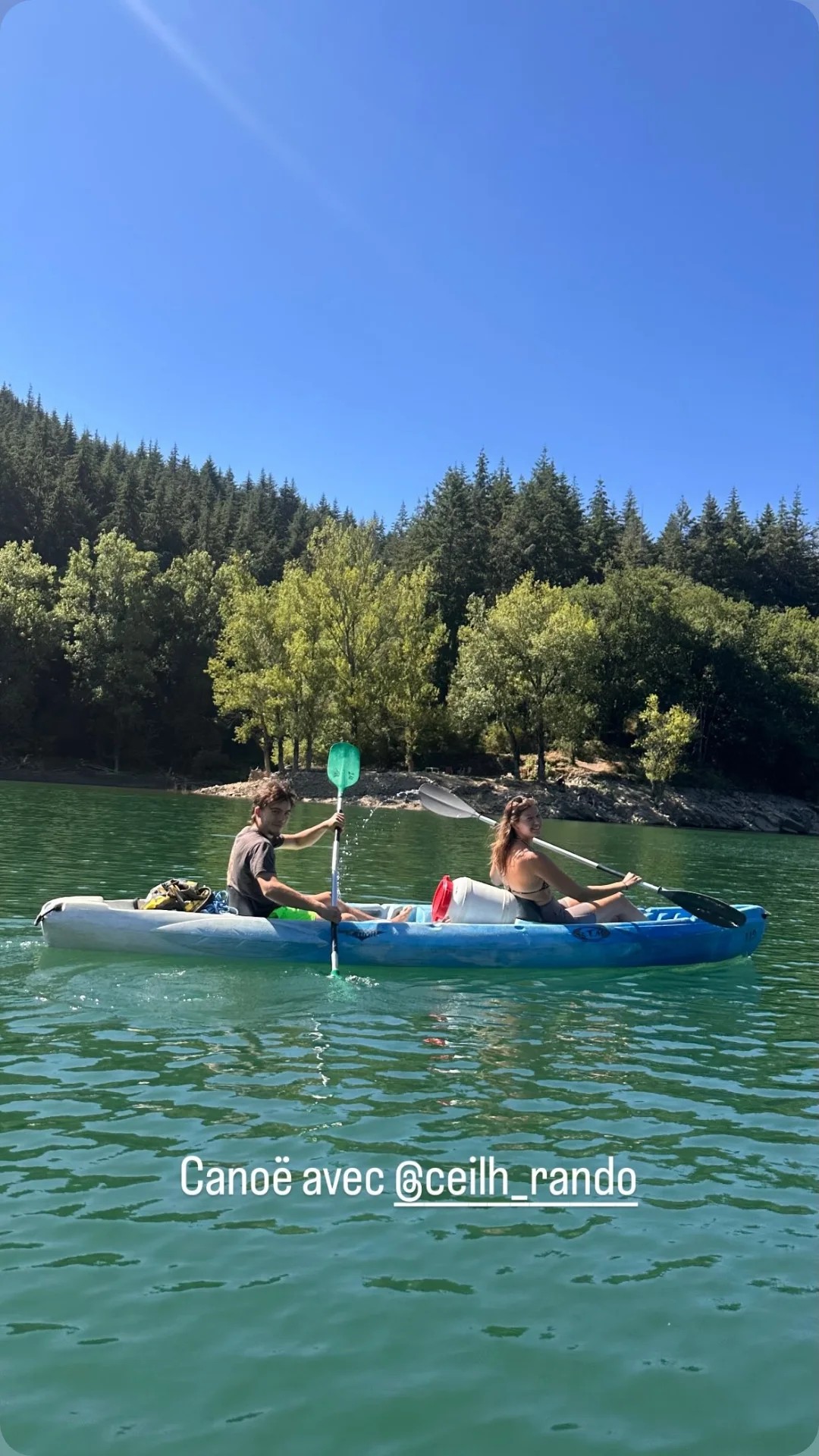 Canoe sur le lac d'avène